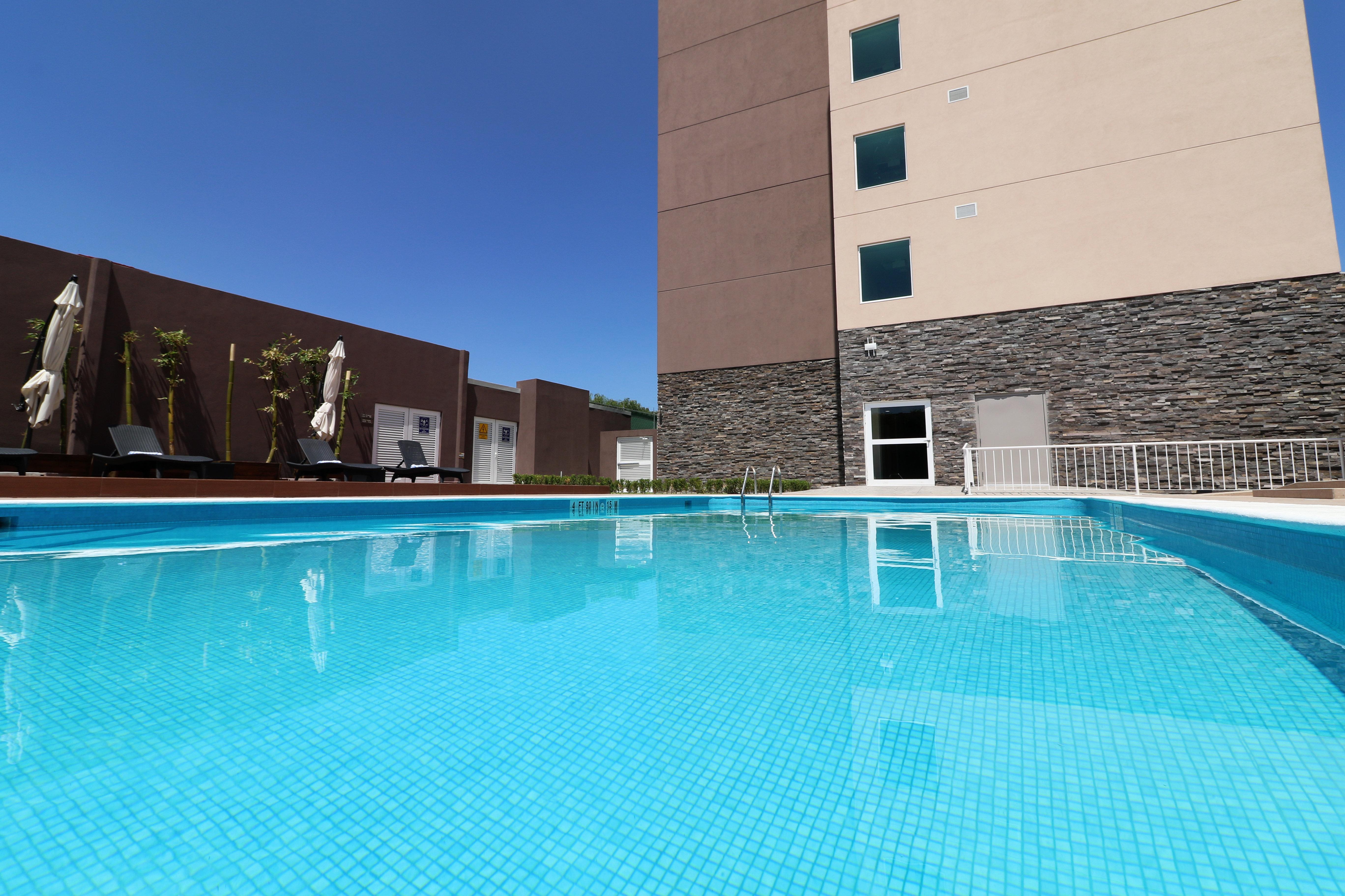 Candlewood Suites Celaya Селая Экстерьер фото