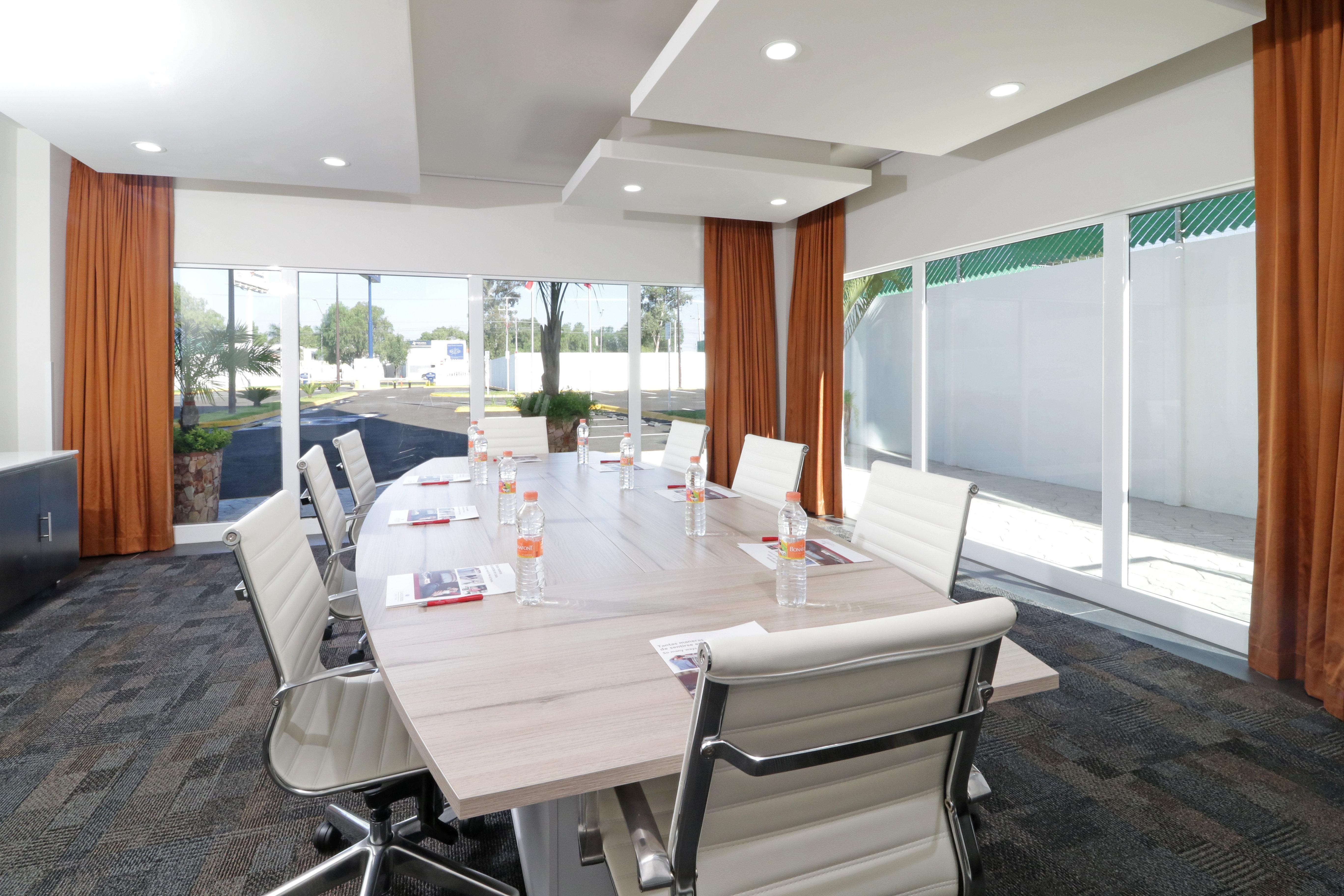 Candlewood Suites Celaya Селая Экстерьер фото